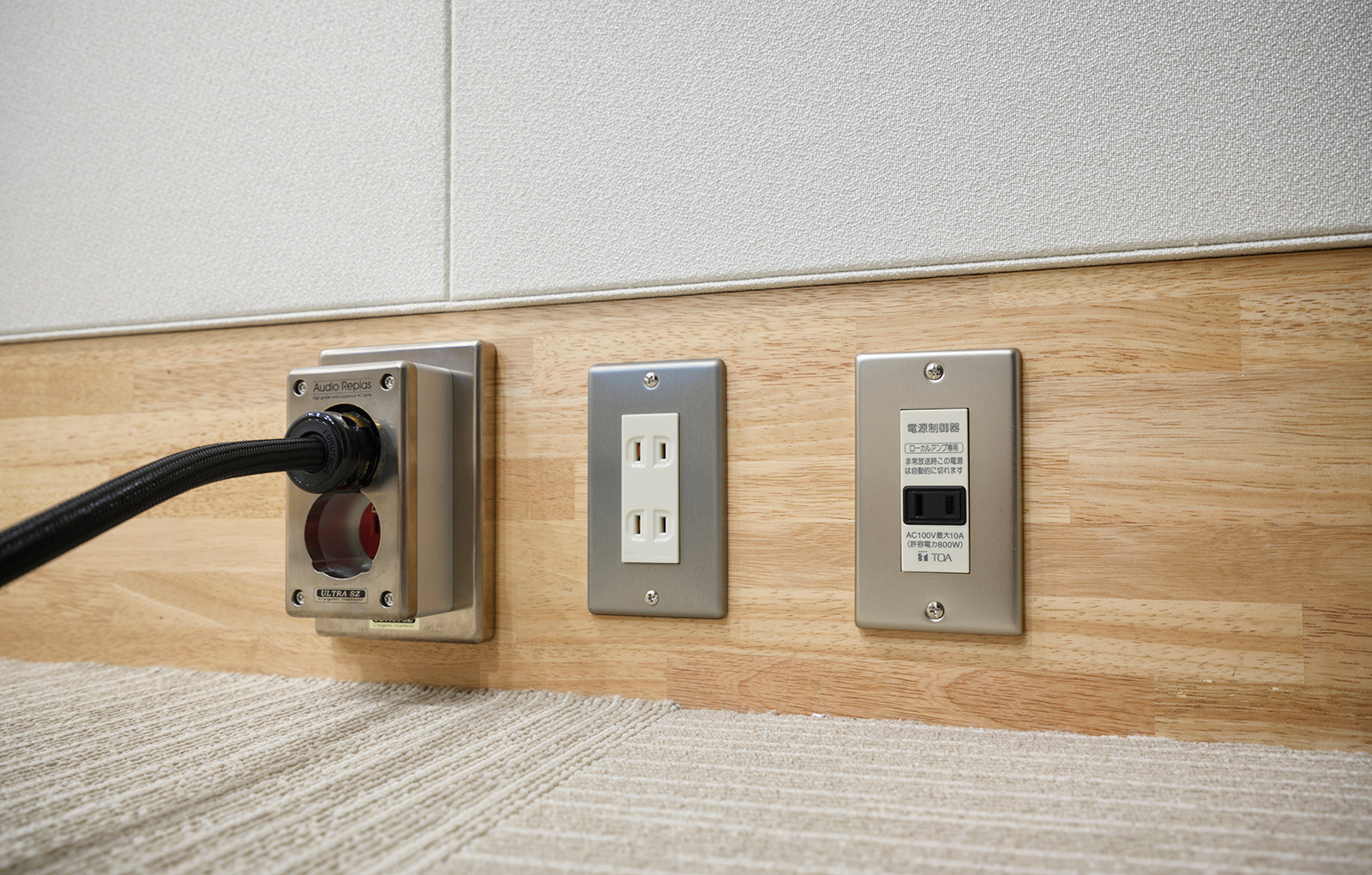 WHITEのディテールカット