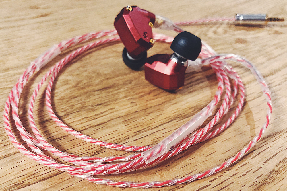 WAGNUS.、Campfire Audio「IO」用に開発したリケーブル「Ruby Crystal Lily」 - PHILE WEB