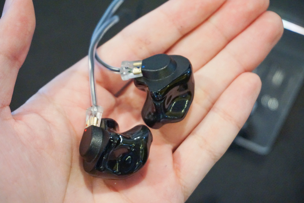 ヘッドフォン祭＞STAXの真空管・半導体アンプ聴き比べ／FitEarハイブリッド「FitEar DC」発売 - PHILE WEB