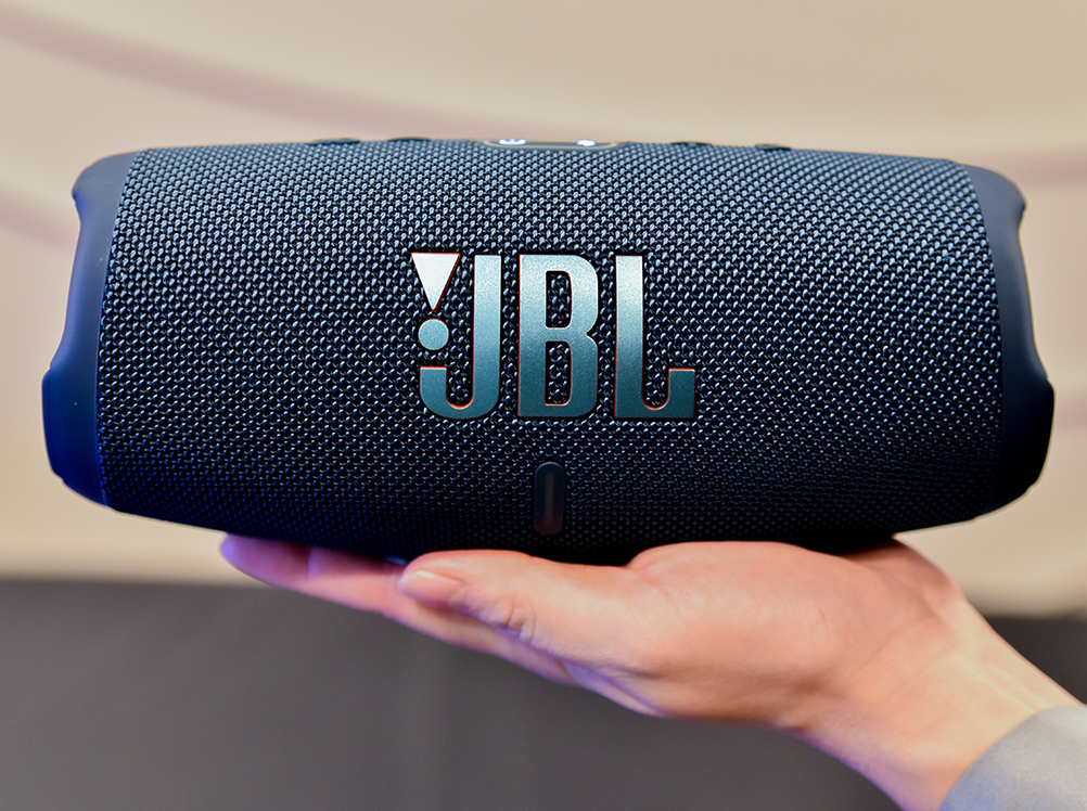 JBL、2ウェイ構成採用のポータブルBluetoothスピーカー「CHARGE 5