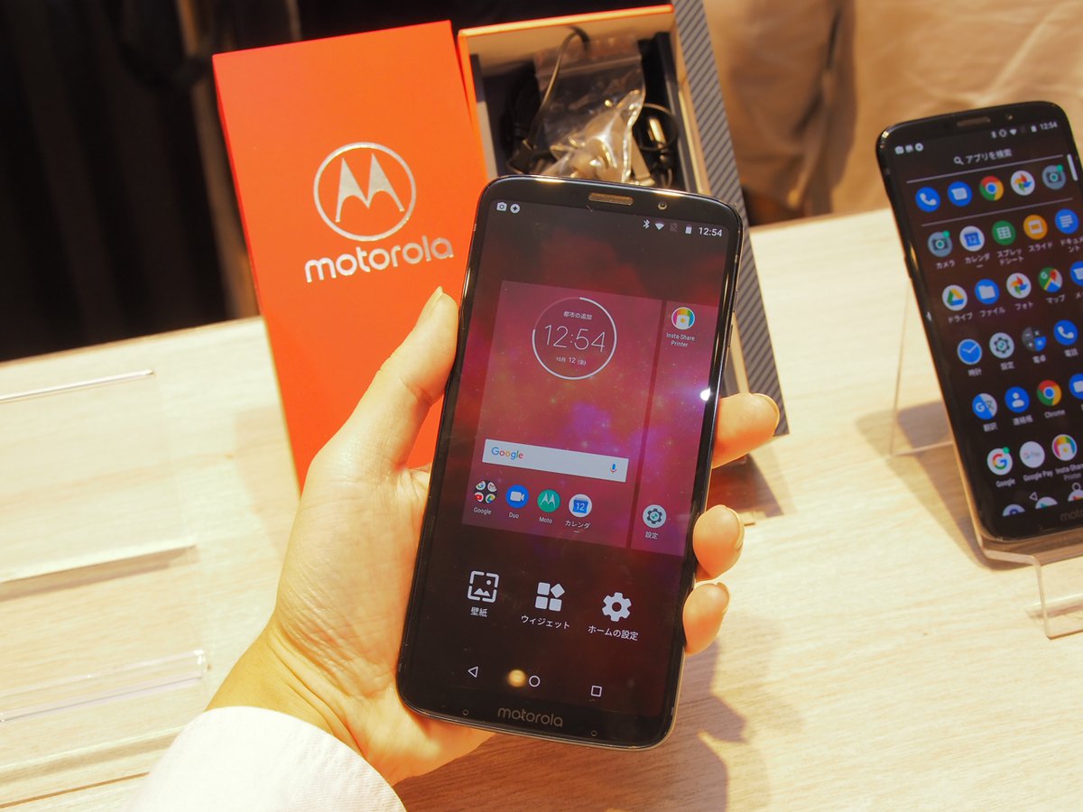 モトローラ、薄型化して性能も向上させた“合体スマホ”「moto z3 play