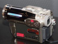 日立、世界初のHDD/DVDハイブリッドカメラ「DZ-HS303」を発売 - PHILE WEB