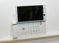 ソフトバンク、1,000万画素カメラ搭載機やソーラー充電対応機など09年