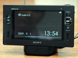 ソニー、バスレフ型スピーカー内蔵クレードル付属のワンセグTV「XDV 