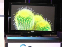 パナソニック、新IPSαパネル搭載の液晶テレビ“VIERA”S2シリーズに37V型