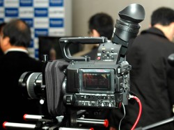 パナソニック、マイクロフォーサーズ規格の業務用HDカメラ「AG-AF105 ...