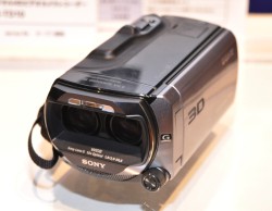 更新】ソニー、2眼レンズでフルHD 3D撮影可能な“HandyCam