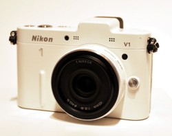 画像1 - 【更新】ニコン、初のミラーレス一眼カメラ「Nikon 1」シリーズを発表 - PHILE WEB