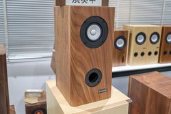 AUDIO BASE＞QUADRALが旗艦スピーカー「TITAN9」をデモ／オーディオデザイン、旗艦フォノアンプを披露 - PHILE WEB