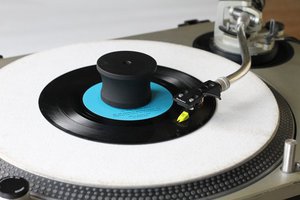 南部鉄器のレコードスタビライザーが登場。若手職人とDJ