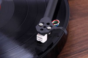 Rega、ターンテーブル「Planar 1 MK2」に数量限定のウォールナット