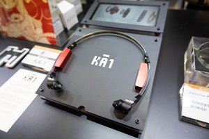 香港ショウ＞DITA、ヘッドバンド型イヤホンのプロト「KA-1」展示／FIIO初のCDプレーヤー「DM13」（PHILE  WEB）｜ｄメニューニュース（NTTドコモ）