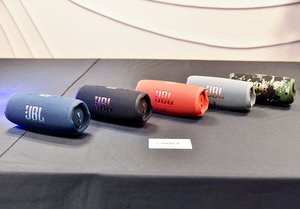 JBL、2ウェイ構成採用のポータブルBluetoothスピーカー「CHARGE 5