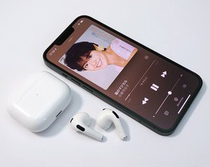 Iphone 13シリーズの新色 グリーン系 フォトレポート 13は濃厚 13 Proは透明感あふれる 緑 Phile Web アップルが今年も春に Iphoneの新色を追加す ｄメニューニュース Nttドコモ