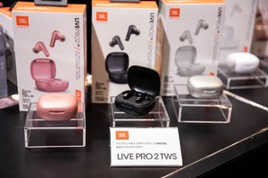 JBL、リアルタイム補正ノイキャン装備の“ショートスティック型”完全