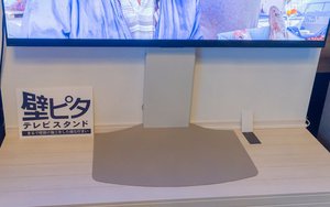 朝日木材加工、「壁ピタテレビスタンド」。壁との隙間がさらに狭く