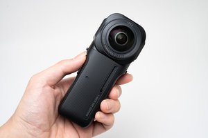 Insta360、ライカ共同開発のデュアル1インチセンサー搭載360度