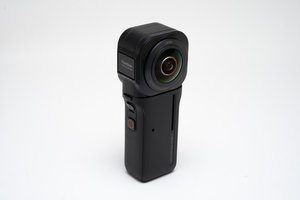 Insta360、ライカ共同開発のデュアル1インチセンサー搭載360度カメラ