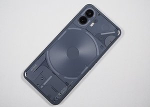 光る背面をもっと有効活用、「Nothing Phone (2)」はどう進化した