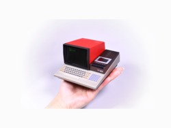 ハル研究所が'79生まれのPC「MZ-80C」を1/4サイズで再現。19,800円で10月発売 - PHILE WEB