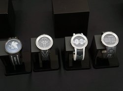 ソニーの電子ペーパー腕時計「FES Watch」にエヴァンゲリオン特別機