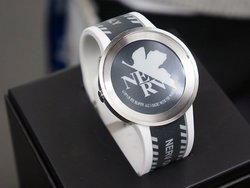 ソニーの電子ペーパー腕時計「FES Watch」にエヴァンゲリオン特別機