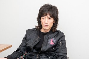 仮面ライダー555』半田健人、熱く語る。AVIOTの“ファイズイヤホン”はコラボモデルの「上の上」（PHILE  WEB）｜ｄメニューニュース（NTTドコモ）