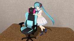 初音ミクのPC部屋」を再現するPC周辺機器6種類。ツクモ店舗、ネット