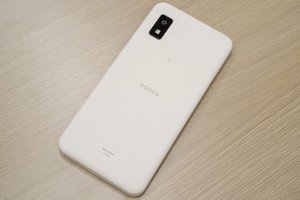 シャープ、ミニマルでシンプルな5Gスマートフォン「AQUOS wish