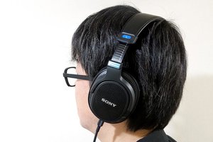 オーディオファンこそ要注目！ソニー初の“開放型”モニターヘッドホン「MDR-MV1」をウォークマンと組み合わせて聴いた (1/3) - PHILE  WEB