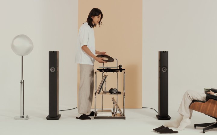 KEF̕܁A1/4KEF MUSIC GALLERYŔ̔Bz100~77.7~ŎɓuLucky SevenZbgvȂ