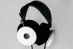 GRADOA2019N萶YEzCg̃Cvލ̗pwbhzuThe White Headphonev